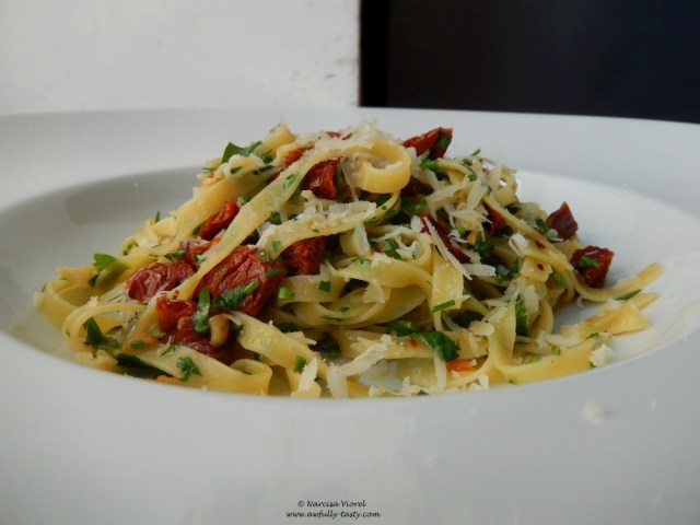 Tagliatelle cu roșii uscate, usturoi și parmezan