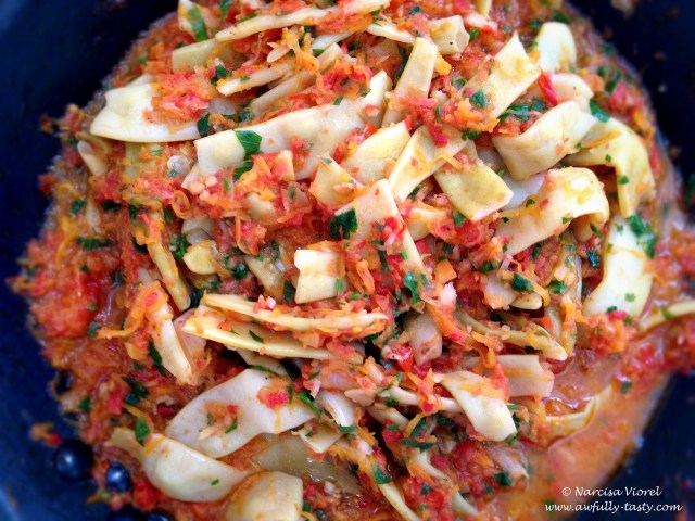 fasole cu sos de rosii si usturoi