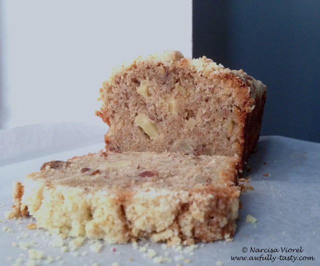 pear and amaretto crumble cake