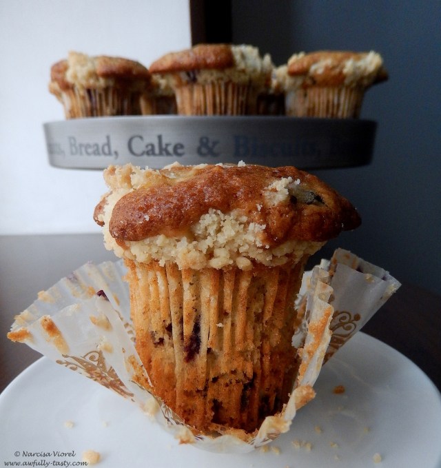 blueberry crumble muffin