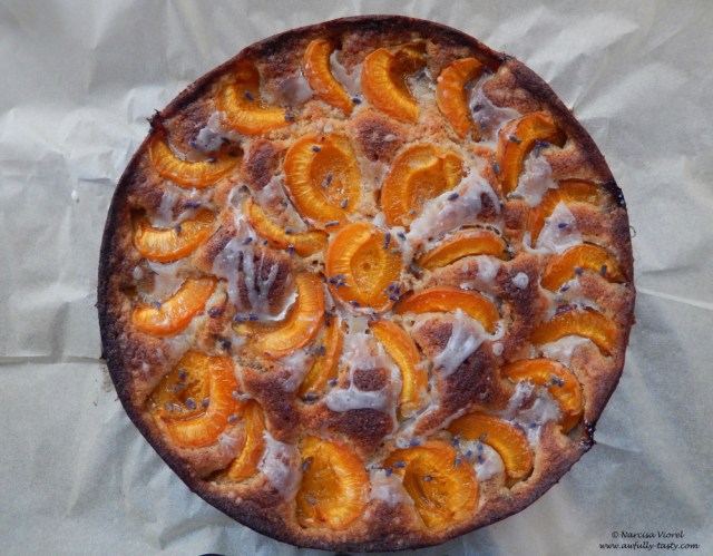 prajitură cu lavanda, caise si nuci