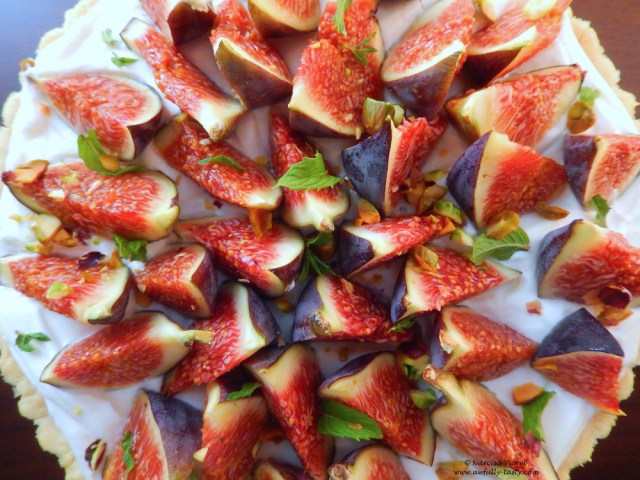 tarta cu smochine, crema de branza si fistic
